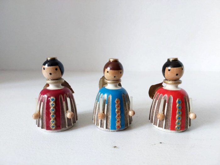 ** 3 figurine lemn ingeri decor Craciun, vintage Germania, 5 cm inaltime