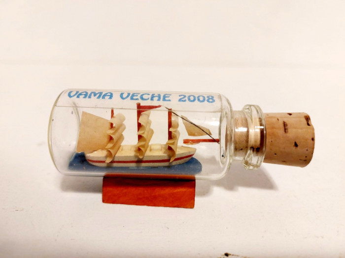 Suvenir Vama Veche 2008 barcuta in sticla, 7cm lungime