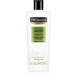 TRESemm&eacute; Flawless Waves balsam hidratant pentru par ondulat si cret 400 ml