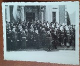 Fotografie, grup de militari si civili la o procesiune, perioada interbelica