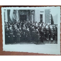 Fotografie, grup de militari si civili la o procesiune, perioada interbelica