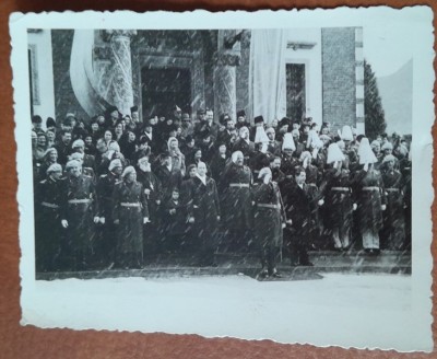 Fotografie, grup de militari si civili la o procesiune, perioada interbelica foto