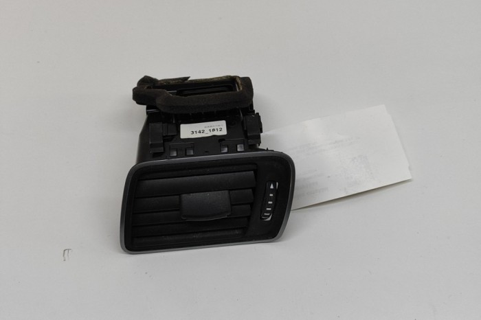Gura de ventilație planșa de bord VW PASSAT Variant B7 365 2014 OEM: 3AB819701A 30781644