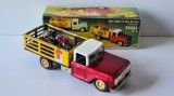 Jucarie veche de colectie, masinuta de tabla MF 985: Camion de transport pasari de ferma, cu motor frictiune, fabricat in China, anii &#039;70, cutie repro