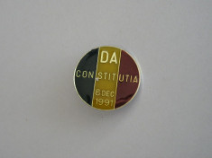 M3 RO - INSIGNA - TEMATICA ISTORIE - VOTAREA CONSTITUTIEI - 8 DECEMBRIE 1990 foto