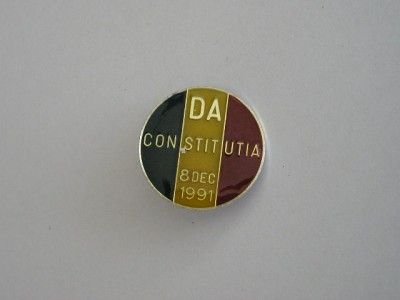 M3 I 67 - Insigna - tematica istorie - Constitutia romaniei - 8 decembrie 1991 foto