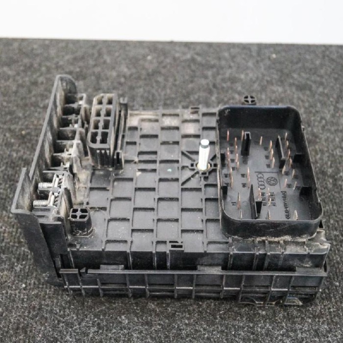 Panou de siguranțe VW PASSAT Variant B6 3C5 2006 OEM: 3C0937125 2298199