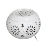 Fantana arteziana decorativa cu baza rotunda de culoare alba si model cu flori perforate