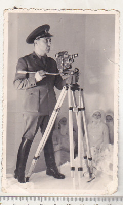 bnk foto Ofiter cu camera de filmat in spital - anii `40 foto