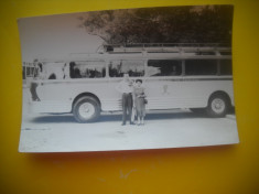 HOPCT 335 C TURISTI CU AUTOBUZ ONT IN ANUL 1958 -FOTOGRAFIE VECHE-TIP CP foto