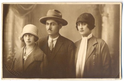 AD 1301 C. P. VECHE -GRUP IN TINUTA DE EPOCA-NATTY, COSTICA SI ELENA- VALCELEANU foto