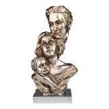 Statueta din rasina reprezentand o familie: mama, tatal, copilul.18x33 cm
