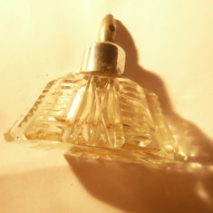 Sticluta veche pt parfum cu capac pt pulverizator , cristal si metal ,h=8cm cu