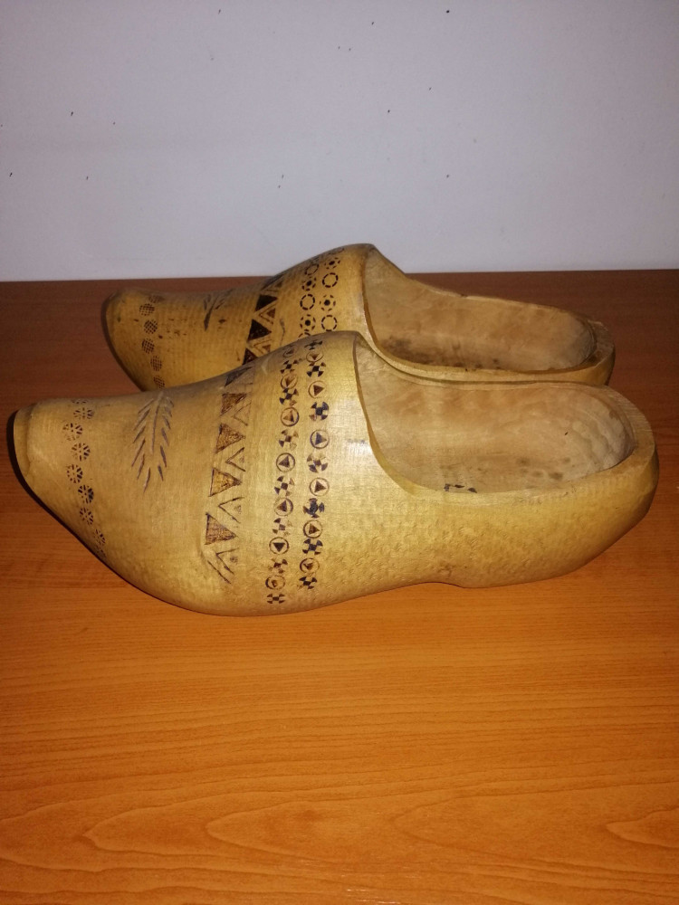 Papuci de lemn olandezi vintage saboti de lemn Olanda 27 cm/42/43 | arhiva  Okazii.ro