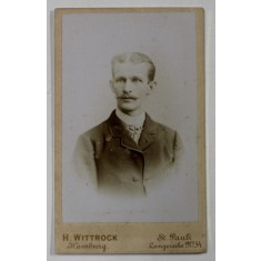 FOTOGRAF H. WITTROCK , HAMBURG , PORTRETUL UNUI TANAR , FOTOGRAFIE C.D.V. , SFARSITUL SEC. XIX
