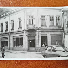Fotografie cladire veche, realizata in perioada comunista