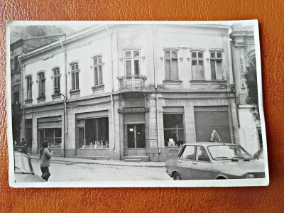Fotografie cladire veche, realizata in perioada comunista foto
