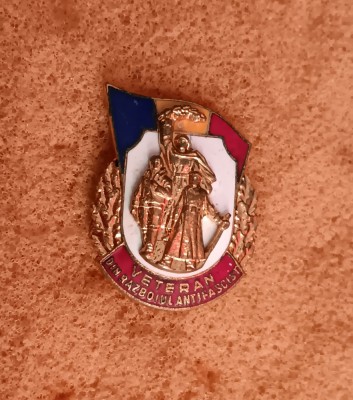 QW9 K 51 - Insigna - tematica militara comunism - Veteran razboi foto