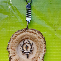 E462-Medalion vechi CAP CERB cu CRUCE din os de corn metal.