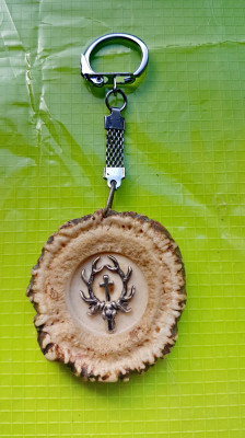 E462-Medalion vechi CAP CERB cu CRUCE din os de corn metal. foto