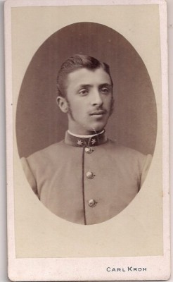 Fotografie tip CDV - perioada interbelica, reprezentand un barbat in haina militara foto