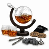 Set decantor Epique, design glob pamantesc, 2 pahare cu imprimeu modern, accesorii incluse, 9 cuburi de whiskey din roca naturala, 850 ml