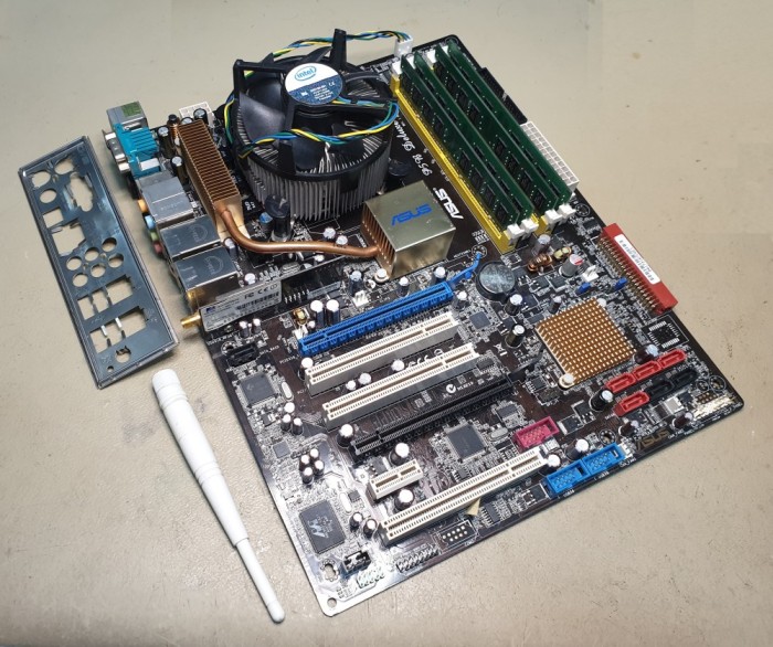 Placă de bază Asus P5B Deluxe, Socket LGA775 + CPU + 8GB DDR2