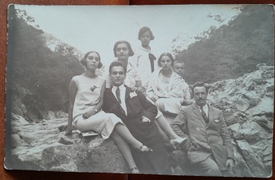Fotografie tip carte postala, grup de prieteni la munte, 1925 foto