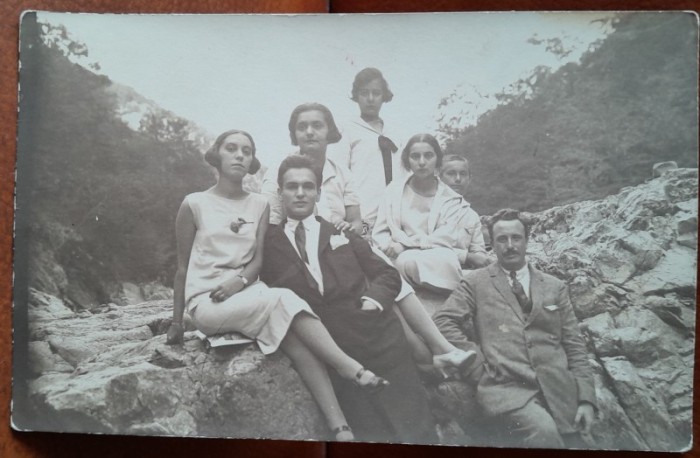 Fotografie tip carte postala, grup de prieteni la munte, 1925