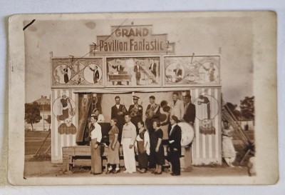 TRUPA UNUI CIRC AMBULANT , IN FATA UNUI PAVILION &amp;#039; GRAND PAVILION FANTASTIC &amp;#039; , FOTOGRAFIE TIP CARTE POSTALA , INTERBELICA foto