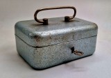 cutie de bani din metal colturi rotunjite anii 1960&#039;s verde interior rosu vintage 2 chei 15 x 11 x 7 cm yala functionala moneybox