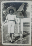 Domnisoara cu cravasa langa indicator Botesti, Vaslui/ foto interbelica, Romania 1900 - 1950, Portrete