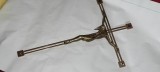 Crucifix din alamă-bronz, realizat de un elev al școlii lui Lelio Scorzelli, cu pietre &icirc;n cele patru colțuri. ( LIPSESC 2 PIETRE )