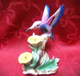 BIBELOU FIGURINA PORTELAN CAPODIMONTE ITALIA LUCRAT MANUAL FLORI SI COLIBRI 14CM
