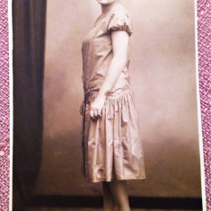 Tanara in tinuta de epoca - Fotografie tip carte postala datata 1927