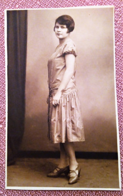 Tanara in tinuta de epoca - Fotografie tip carte postala datata 1927 foto