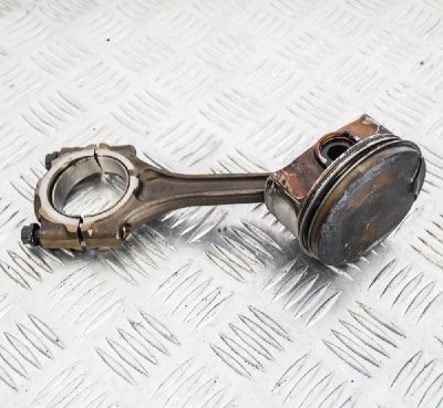 Piston LEXUS CT ZWA10_ 2014 OEM: 13101-3712013201-09A30 | 3019476 foto