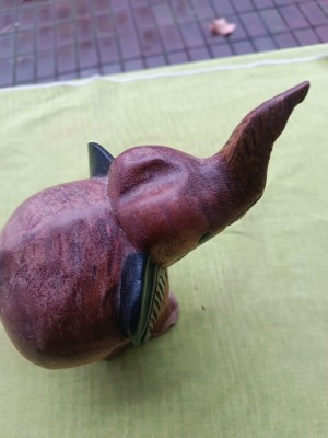 Sculptura in lemn lucrata manual elefant foto