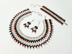Reducere! Set lat traditional negru si rosu margele nisip baza gatului