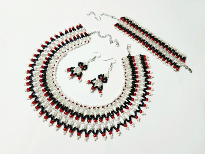 Reducere! Set lat traditional negru si rosu margele nisip baza gatului