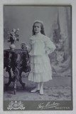 FOTOGRAF FAY MARTON , RESITA , FETITA CU ROCHIA ALBA CU BIBLIA IN MANA , FOTO CABINET , CCA. 1900