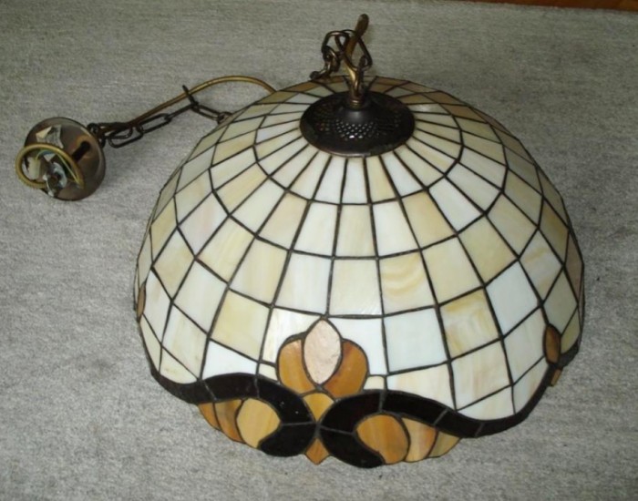 Elegant lampadar ,planoniera Tiffany,funcțională stare excelentă