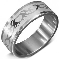 Bandă argintie din oțel cu inimi &icirc;ntr-un ornament - Marime inel: 67