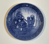 Farfurie portelan danez ROYAL COPENHAGEN, anul 1981, Admirand bradul de Craciun, Farfurii