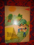 Pentru serbarile pioneresti / poezii , cantece , ghicitori literare , piese , jocuri de tabara , dansuri /213 pagini ( pedagogie )