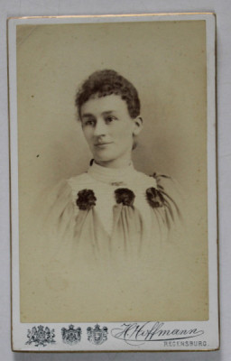 FOTOGRAFIE C.D.V. , STUDIO H. HOFFMANN , REGENSBURG , TANARA CU ROCHIE INFLORATA , SFARSITUL SEC. XIX foto