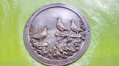 G01-Aplica Porumbei veche-Zbor Bun Germania argintata metal alb neferos. foto