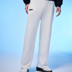 Pantaloni cu elastic in talie si imprimeu logo, alb, barbati, About You x Kayla Shyx