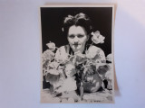 Fotografie dimensiune CP cu femeie, flori și păpușă