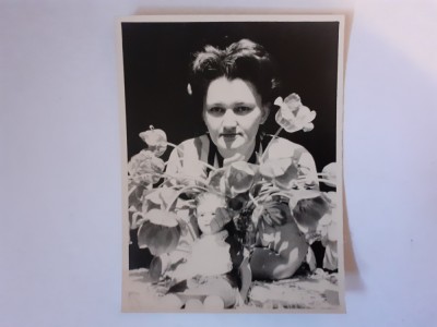 Fotografie dimensiune CP cu femeie, flori și păpușă foto